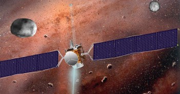 Sonda Dawn i planetoidy Westa i Ceres - fotomontaż / Credits: NASA